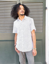 Load image into Gallery viewer, Honeycomb Organic Cotton Men&#39;s Button Down Shirt: L
