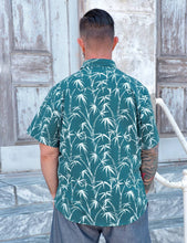 Load image into Gallery viewer, Island Escape Organic Cotton Men&#39;s Button Down Shirt: L
