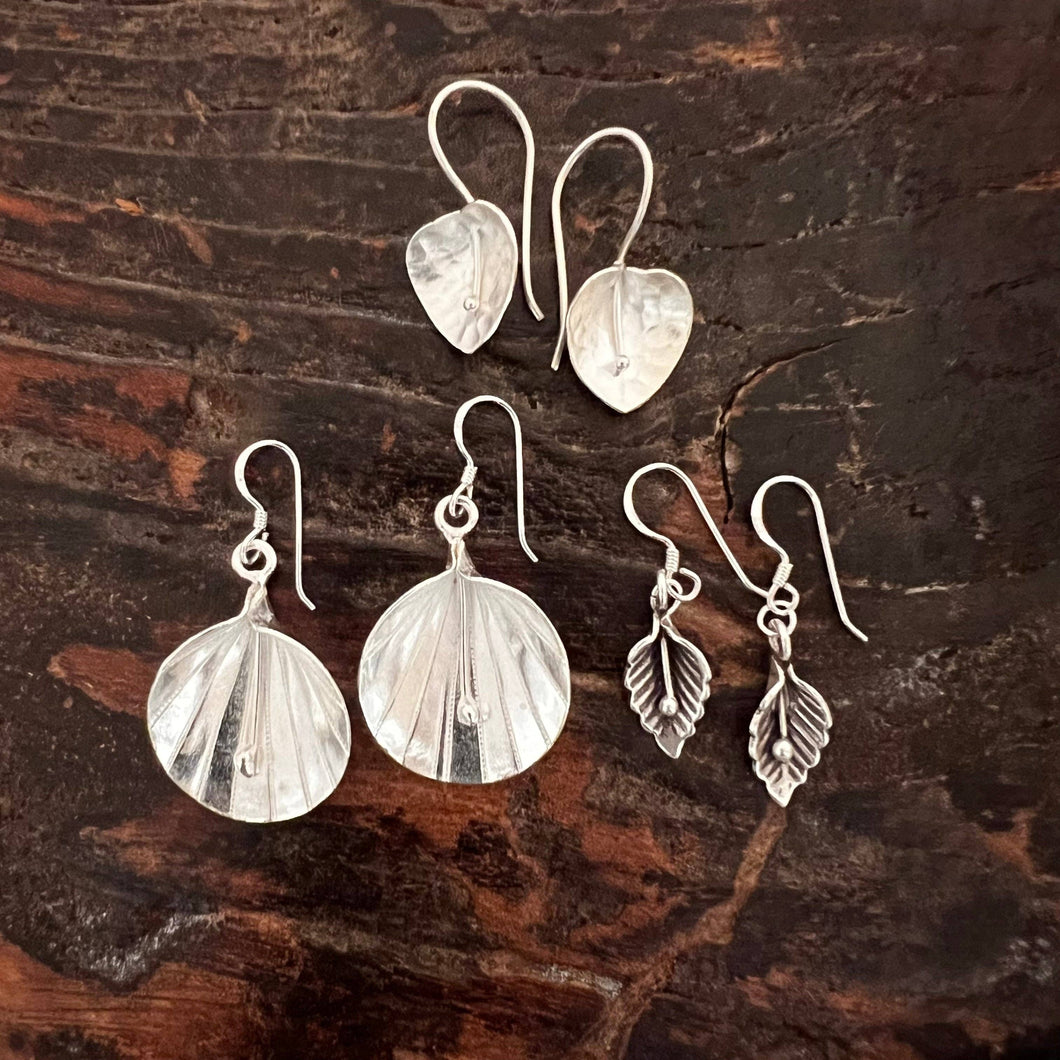 E35 - Calla lily earrings: Round, dangling calla