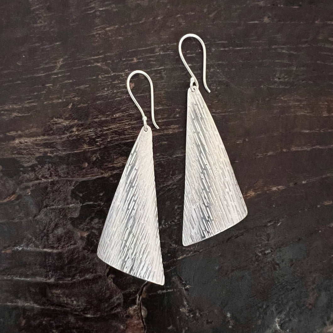 E20 - Textured triangle earrings