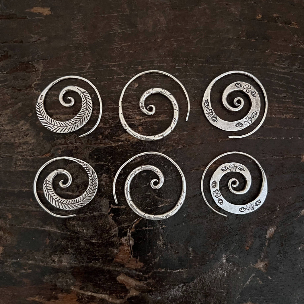 E2 - Stamped silver spiral earrings: Flower stamped spiral